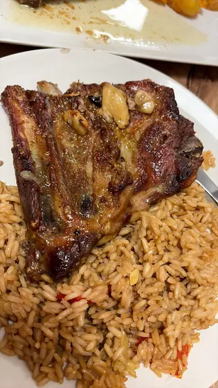 Costilla asada con arroz