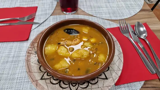 Guiso de patatas en cazuela de barro