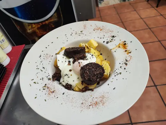 Morcilla con huevo y patatas