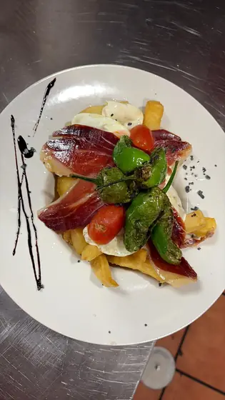 Patatas con jamón, pimientos de Padrón y tomate