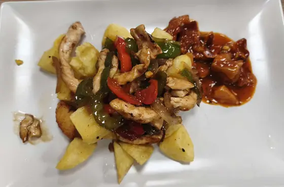 Pollo salteado con pimientos y patatas