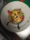 Ensalada con rulo de queso de cabra, tomate, frutos secos y salsa