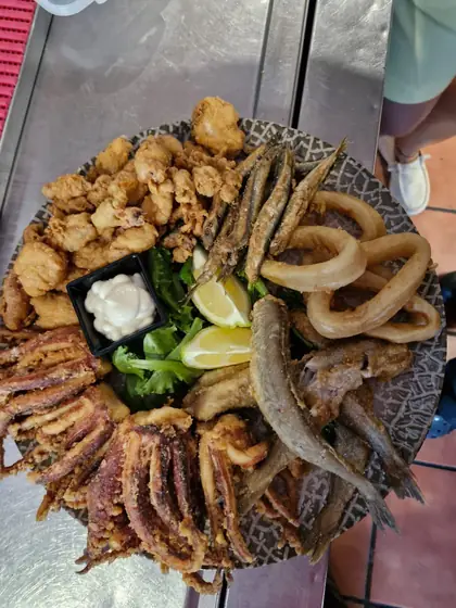 Fritura con calamares, boquerones, chopitos y sepia