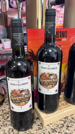 Dos botellas de Tinto Valladolid con la etiqueta de Xavipincho's sobre la barra